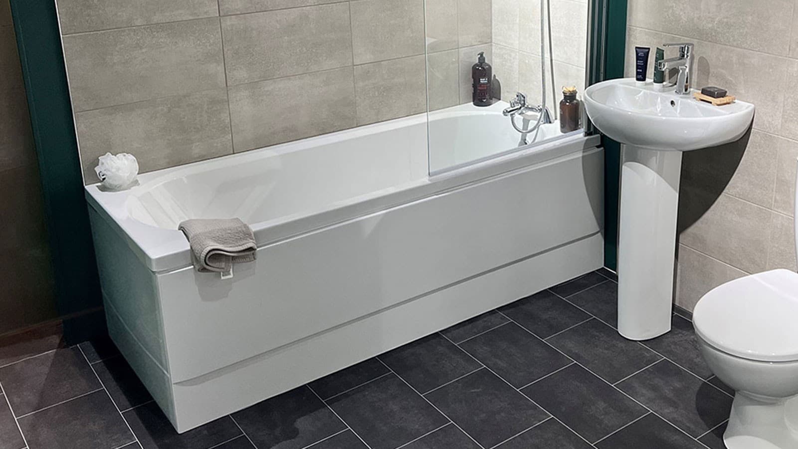 Neptune bath 2 tap holes no grips Neptune bath 2 tap holes no grips